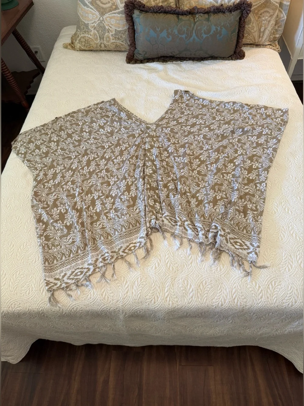 Caftan style BLOUSE, tan & white. NWT